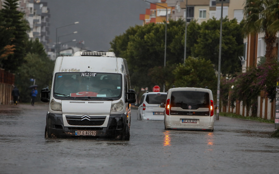 Fırtına yüzünden çatıdan parçalar uçtu