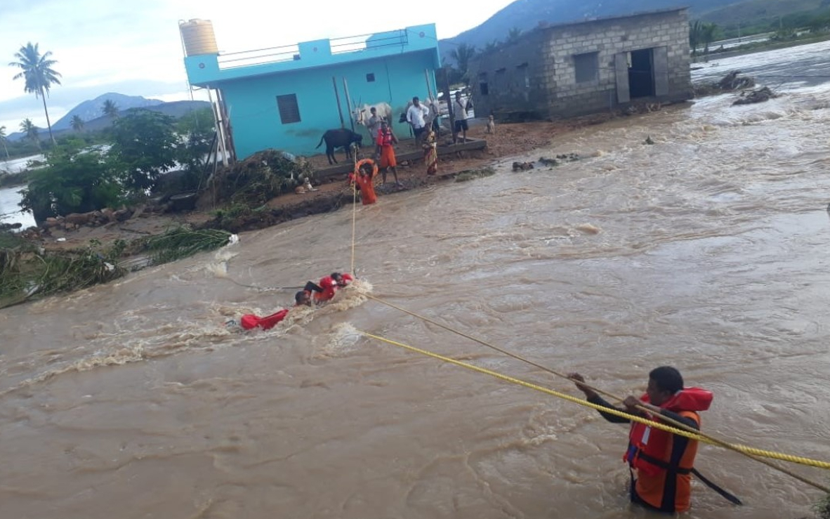 İki ülkedeki muson yağmurlarında 34 kişi öldü