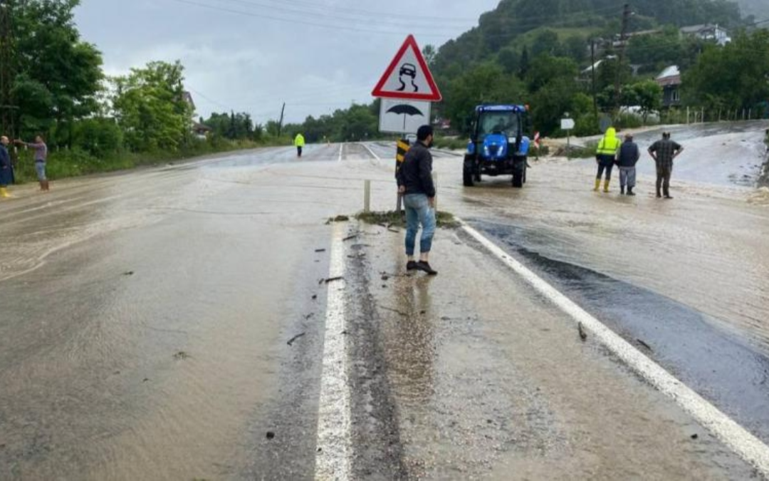 Bartın'da karayolunda taşkın yaşandı