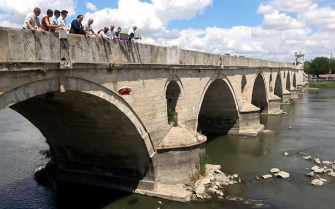 Nazilerin öldürdüğü Romanlar için Meriç Nehri'ne çiçek bırakıldı