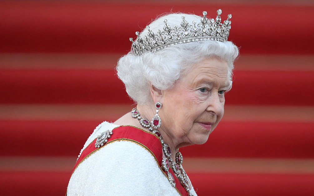 Kraliçe 2. Elizabeth’in Britanya’nın siyasi geriliğini yücelten saltanatı
