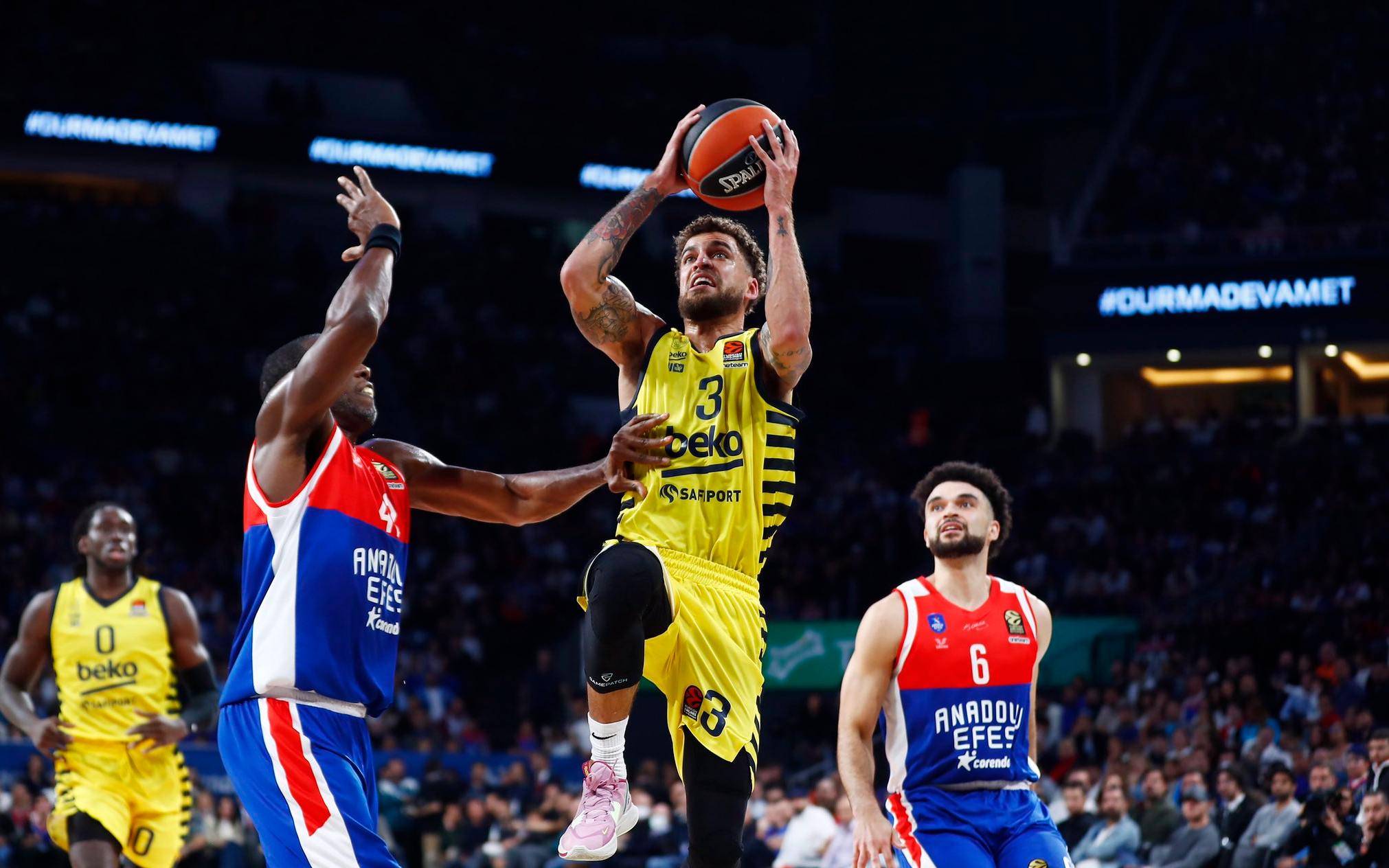 Euroleague derbisini Fener kazandı