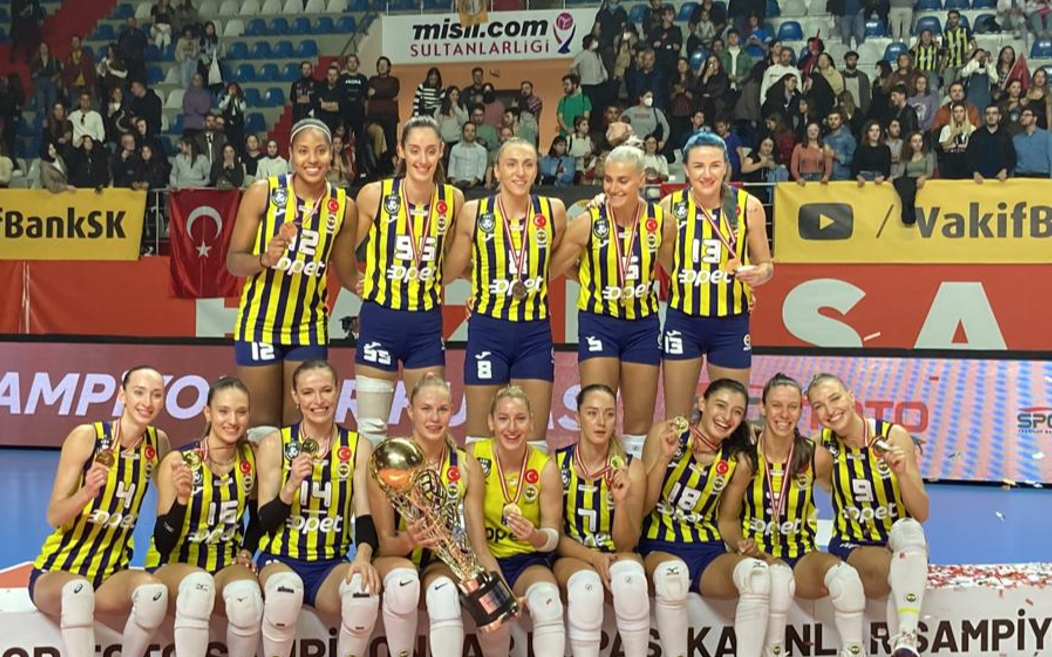 ‘Sarı Melekler’ sezona kupa ile başladı