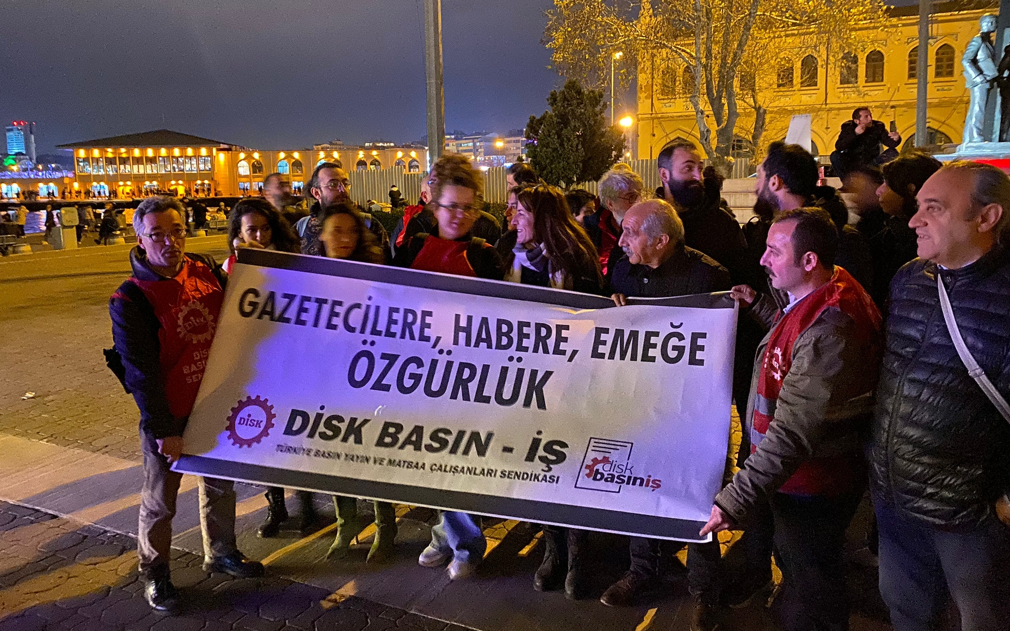 'Gazetecilere, habere, emeğe özgürlük!'