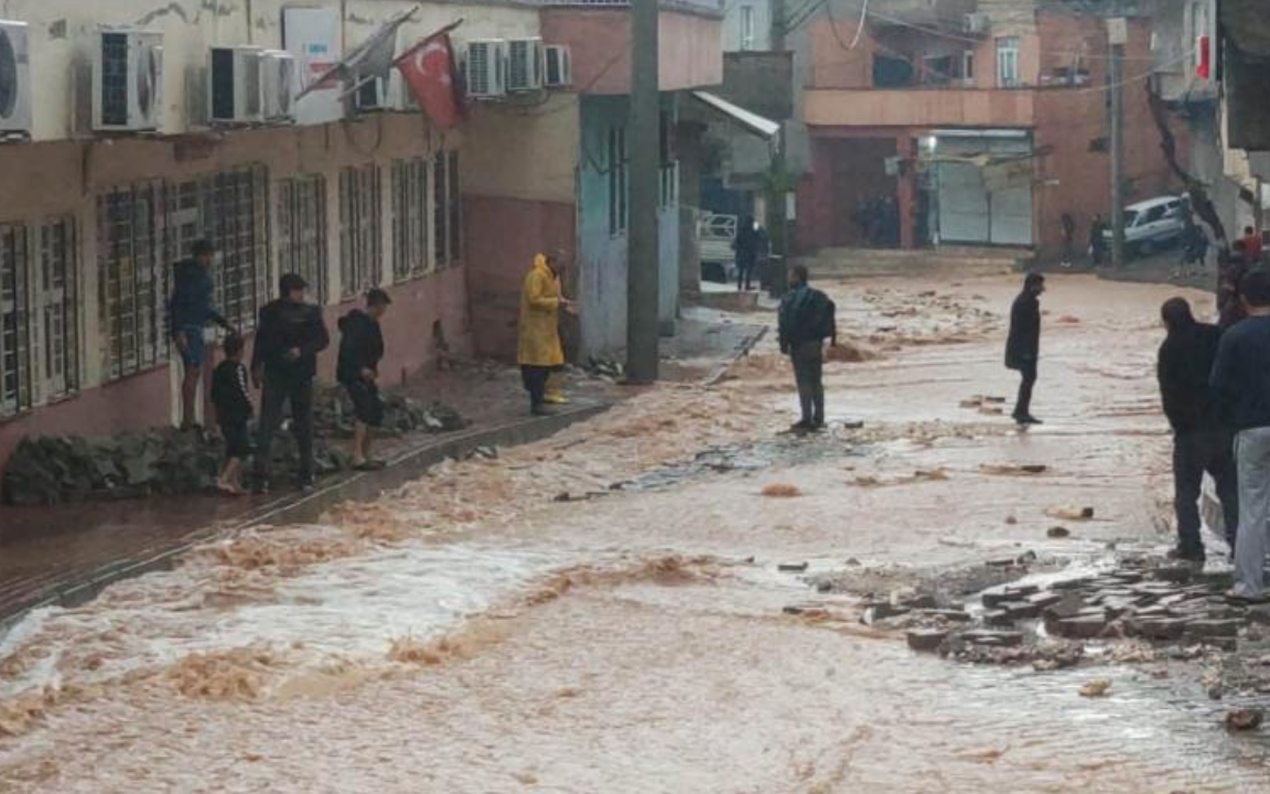 Urfa’da sağanak yine su baskınlarına neden oldu