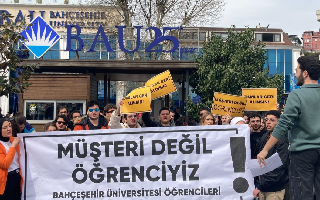Bahçeşehir Üniversitesi'ndeki fahiş zamlara karşı öğrencilerden eylem