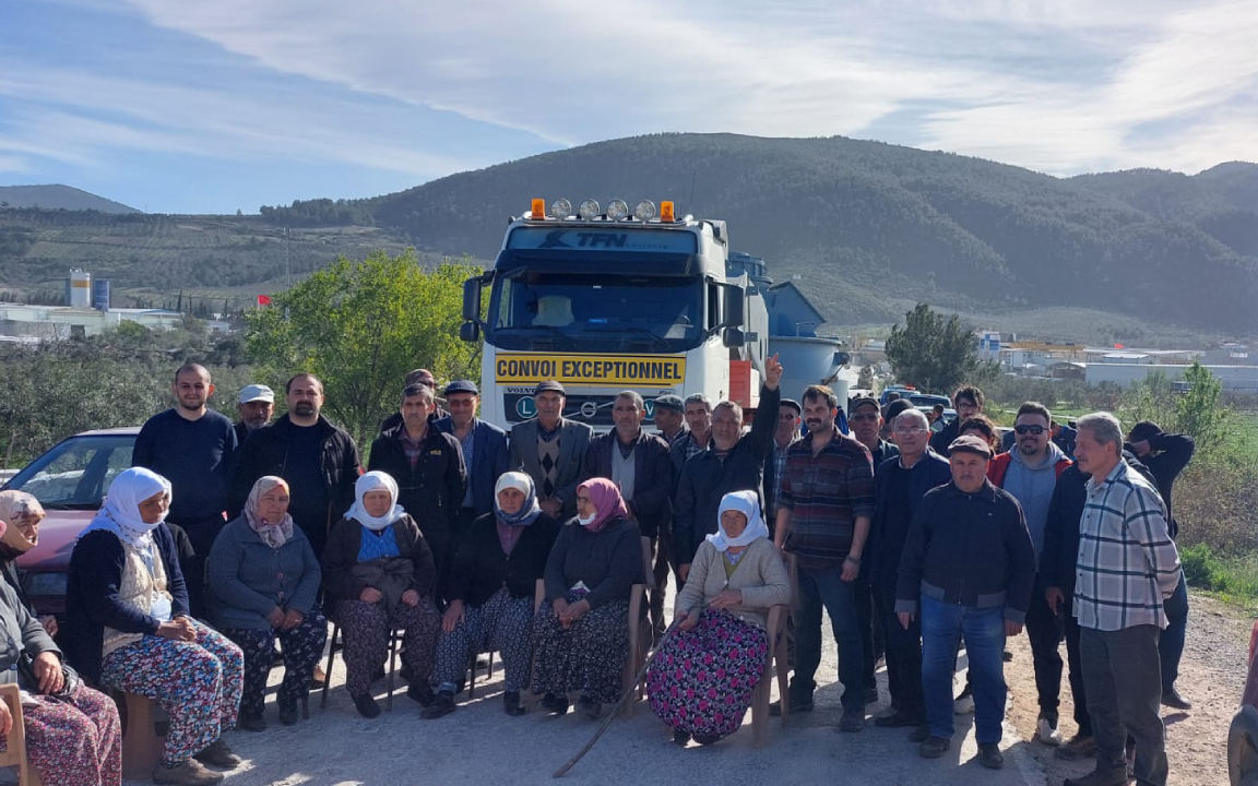 Deştinliler, çimento fabrikasına karşı yol kapattı