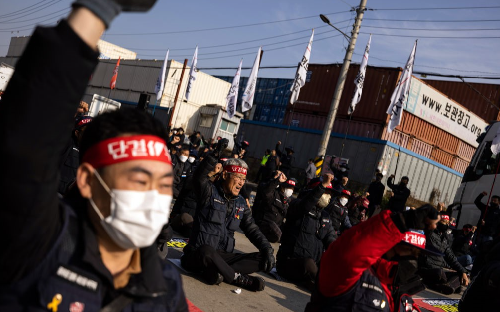Güney Koreli kamyoncuların mücadelesi kendi hesabına çalışan işçiler için bir örgütlenme modeli sağlıyor