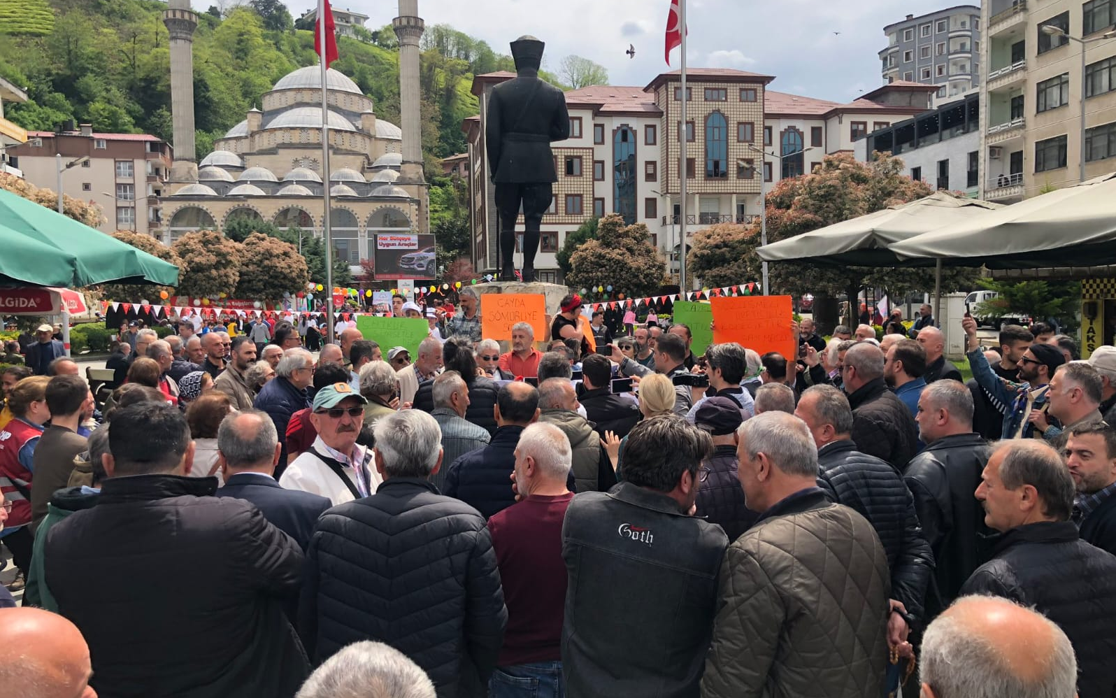 Rize'de çay üreticilerinden fiyat protestosu: 'Sandıkta dersini ver'