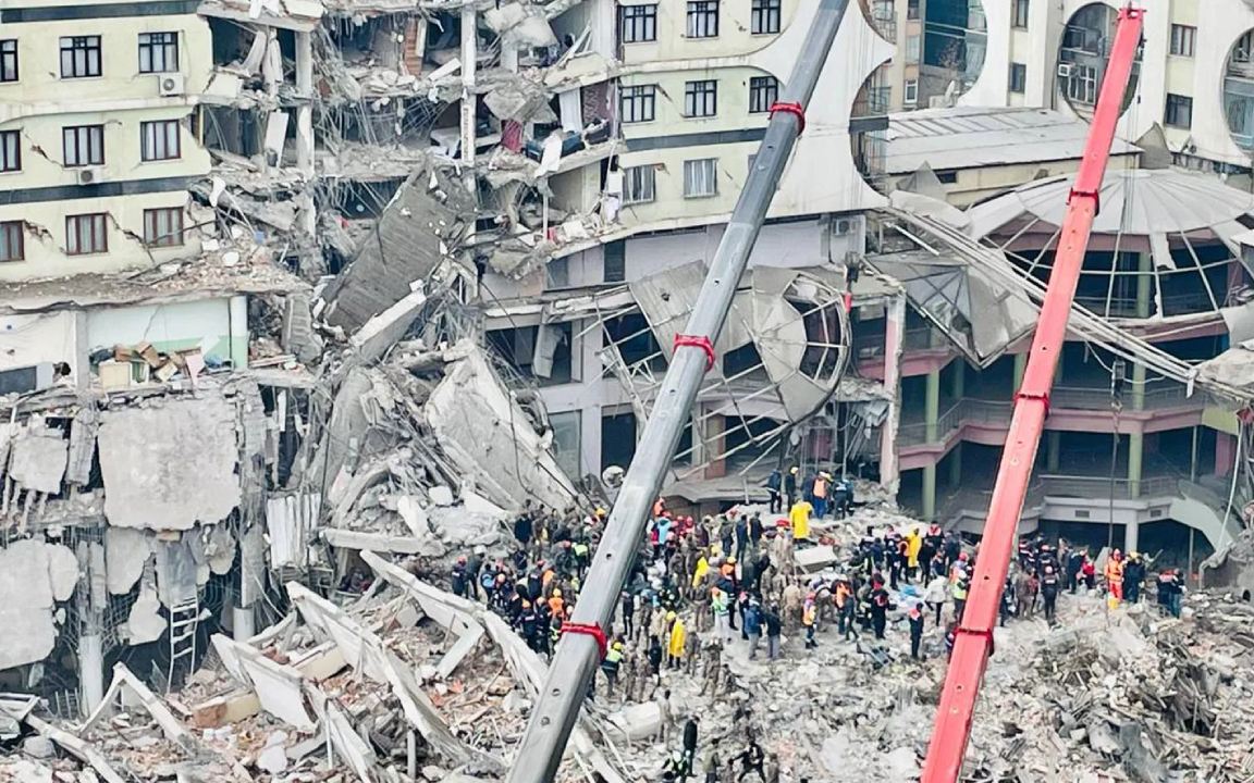 Depremde 15 kişinin hayatını kaybettiği Kırçuval Otel'in AKP’li sahibine tahliye!