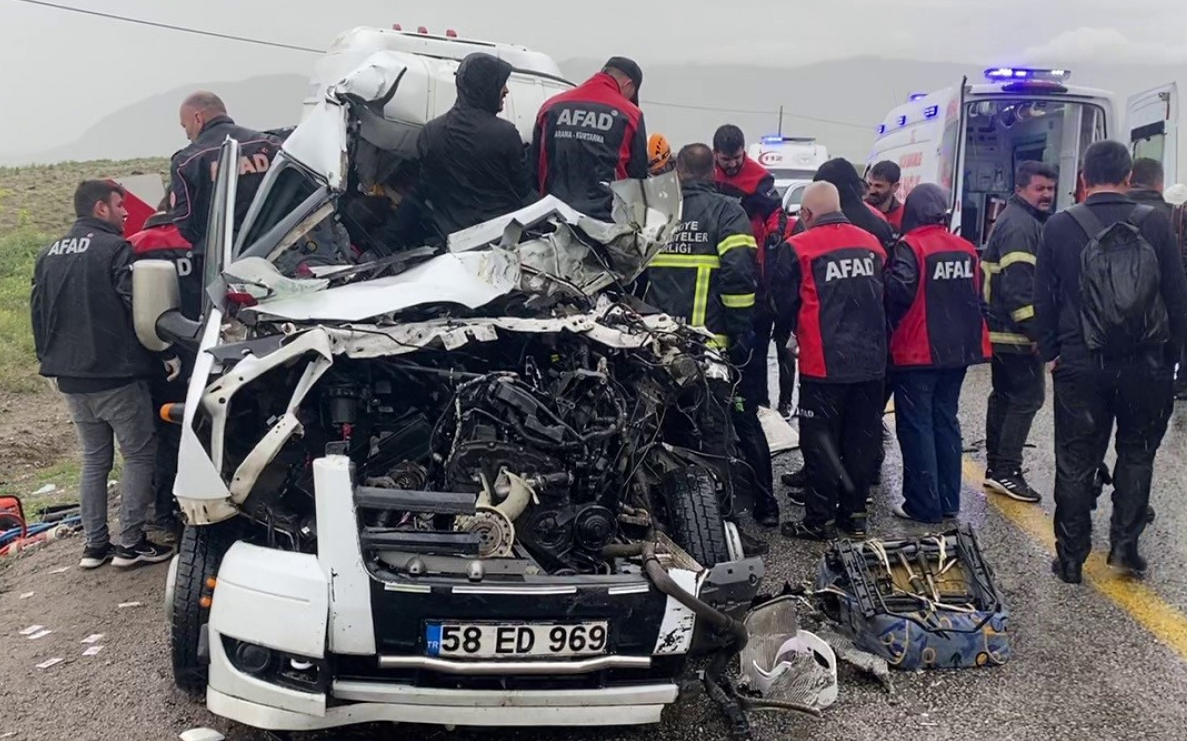 Sivas'ta trafik kazası: 5 ölü, 2 yaralı