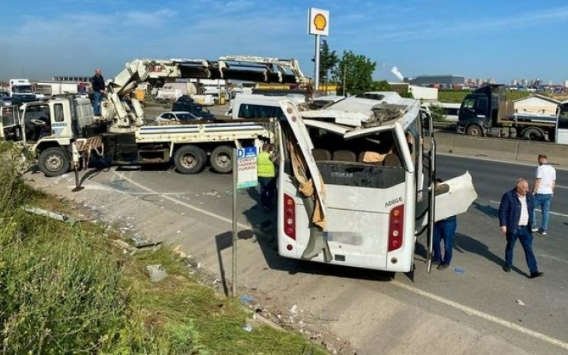 Kocaeli’nde işçileri taşıyan minibüs kaza yaptı: 13 yaralı