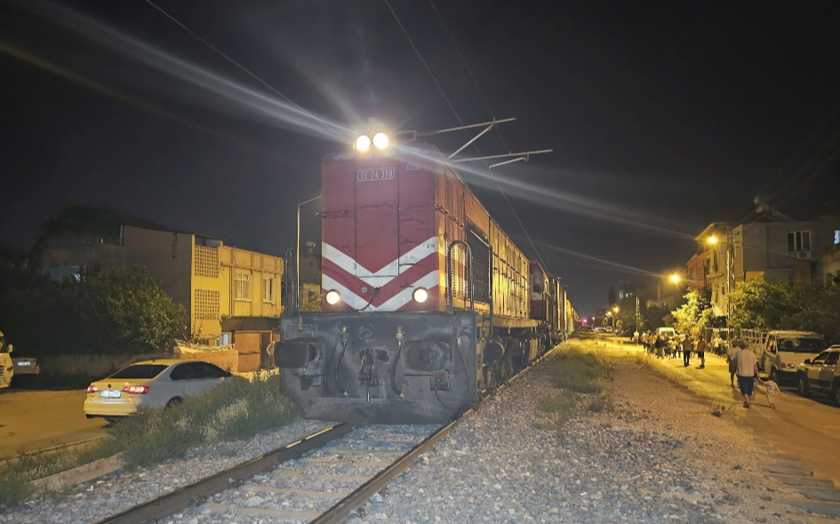 Adana’da 17 yaşındaki gence yük treni çarptı