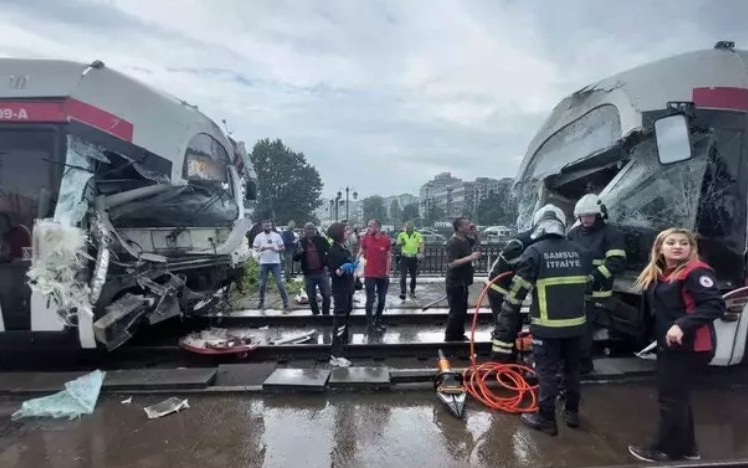 Samsun'da iki tramvay kafa kafaya çarpıştı