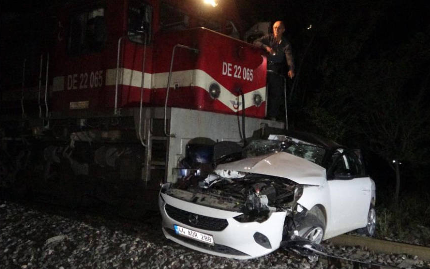 Malatya'da yolcu treni otomobile çarptı: Bir ölü