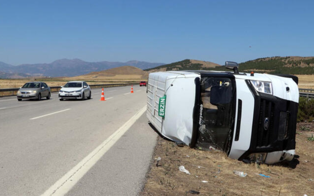 İşçi servisi devrildi: 13 yaralı