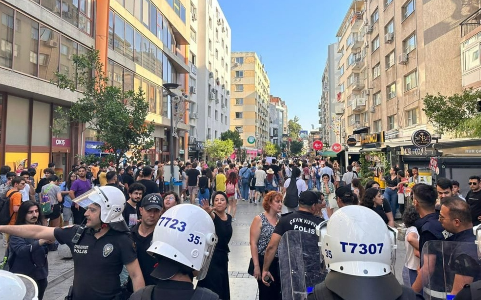İzmir’de Onur Yürüyüşü: 40’ın üzerinde gözaltı