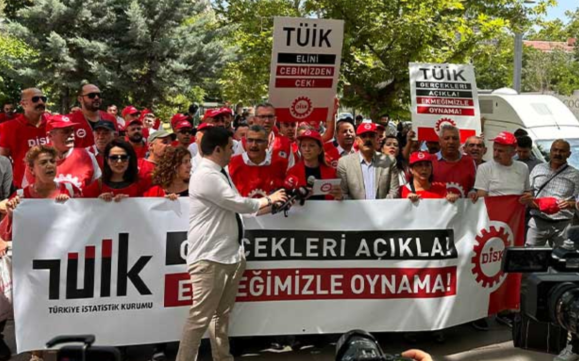 DİSK, TÜİK önünde enflasyon rakamlarını protesto etti