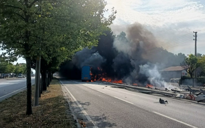 Sakarya’da kaza yapan tırda patlama meydana geldi