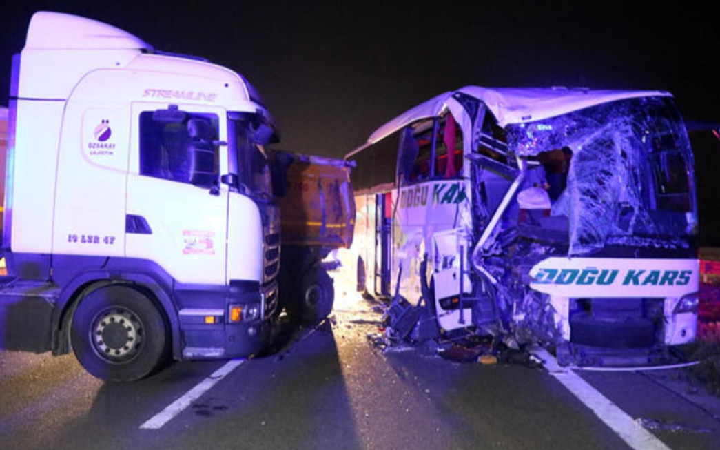 Bolu'da trafik kazası: Bir ölü, 20 yaralı