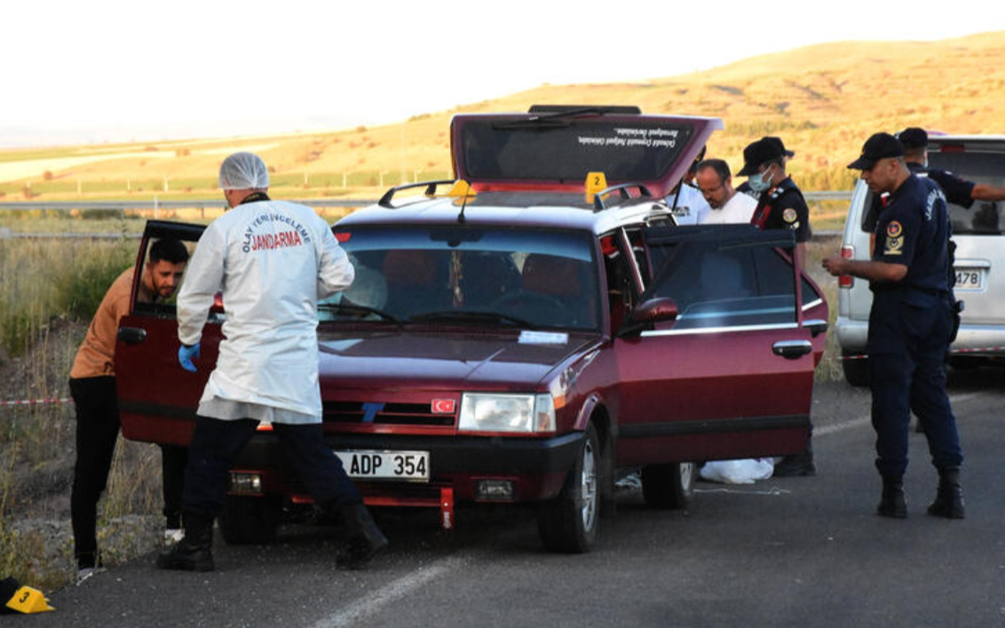 Park halindeki otomobilde 2 kişi ölü bulundu