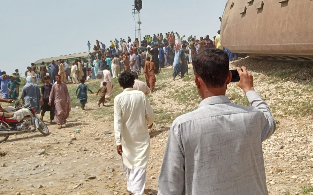 Pakistan'da tren raydan çıktı: En az 30 ölü