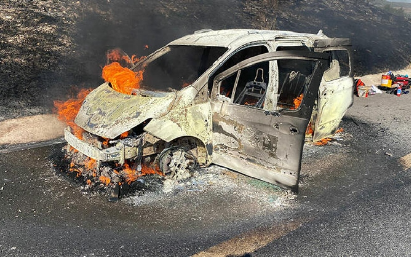 Manisa’da otomobilde çıkan yangın ormana sıçradı