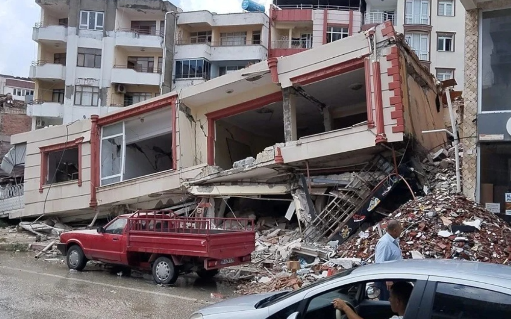 Hatay'da ağır hasarlı bina çöktü