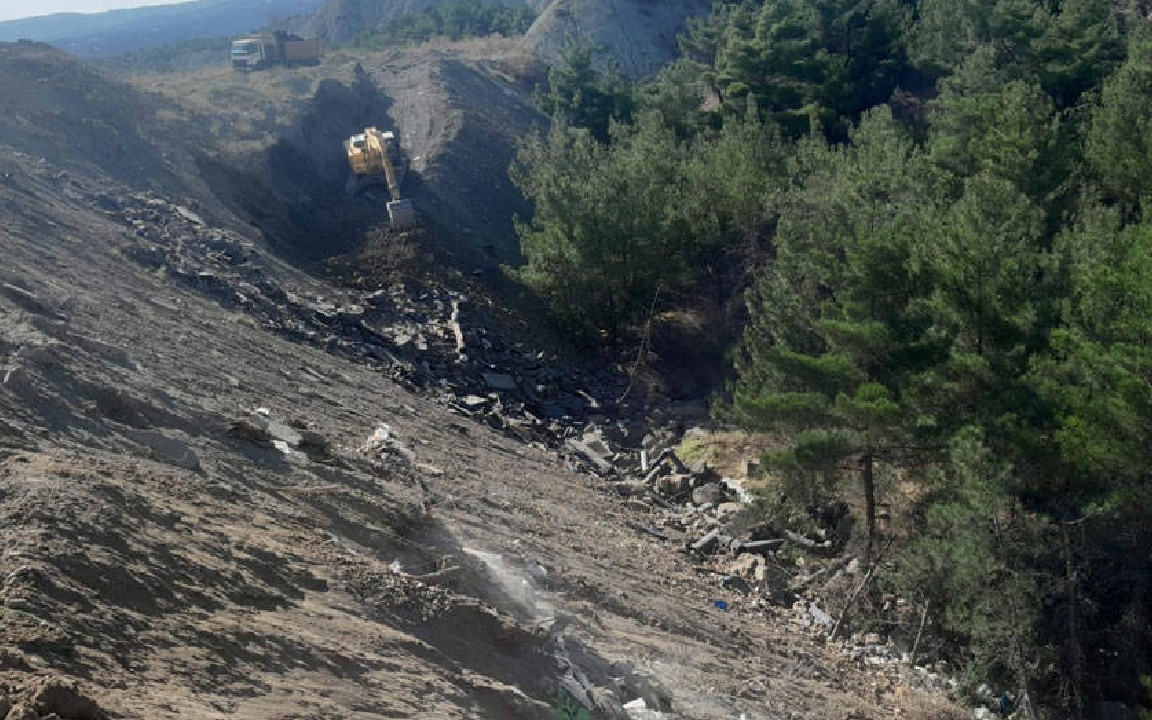 AKP’li belediye kimyasal atıkların da olduğu çöpü köye boşalttı