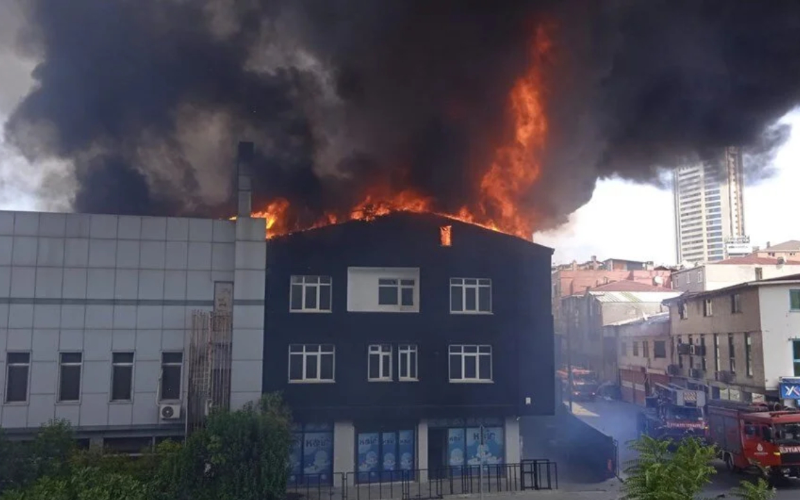 Ataşehir'deki yangın söndürüldü