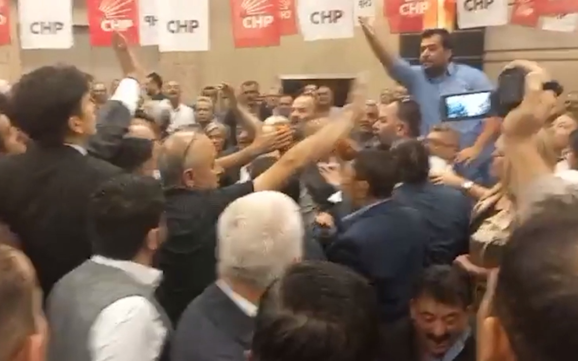 CHP'nin Konya kongresinde arbede yaşandı