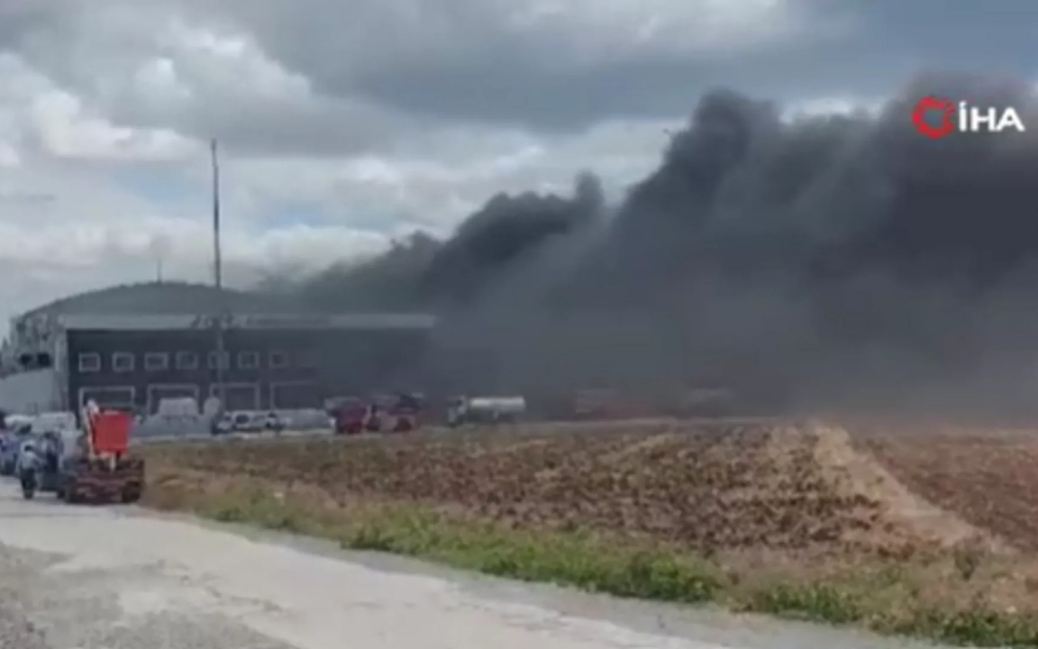 Silivri'de tarlada yangın: Fabrikalara sıçradı