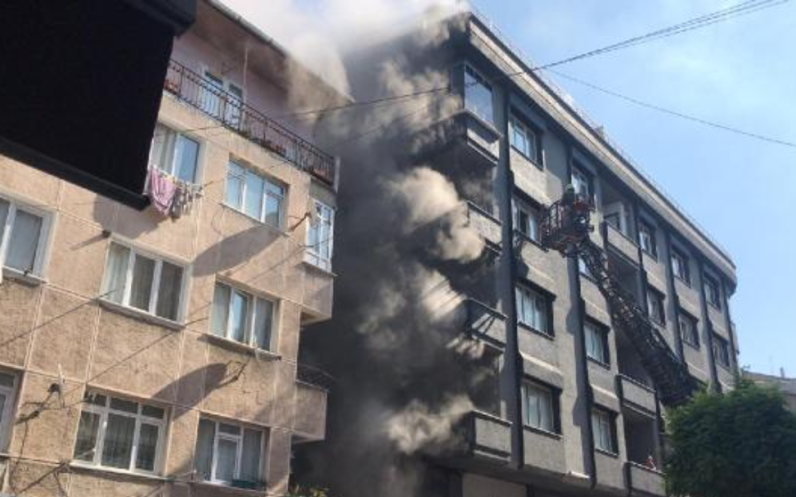 Zeytinburnu’nda 5 katlı binada yangın