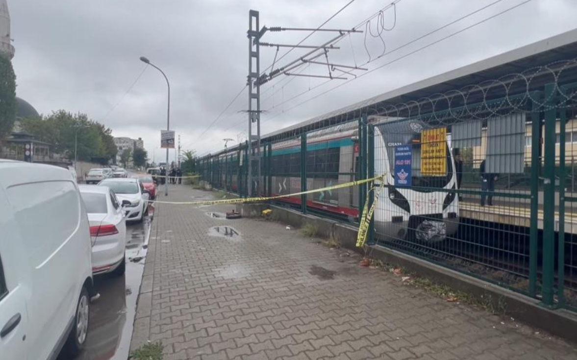 Raylara düşen kadın ağır yaralandı