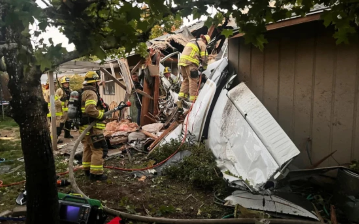 ABD'de bir uçak, evin üzerine düştü: 2 ölü