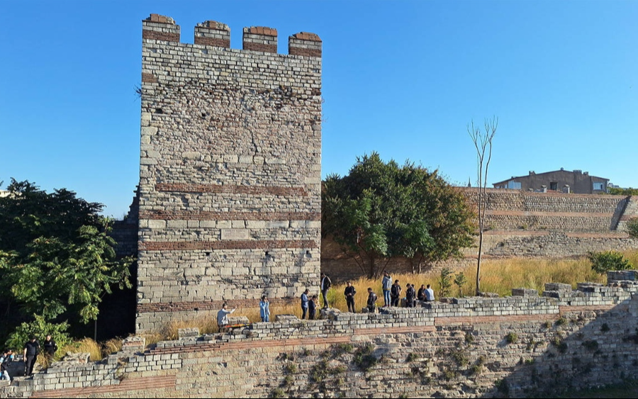 Tarihi Topkapı Surlarında bir erkeğin cansız bedeni bulundu