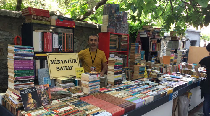 Kadıköy sokaklarında sahaflar, kitaplar ve kediler