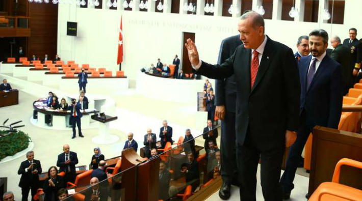 TBMM’de ‘sıradan’ bir gün: AKP’li vekiller Erdoğan için Meclis’e ‘uğradı’ 